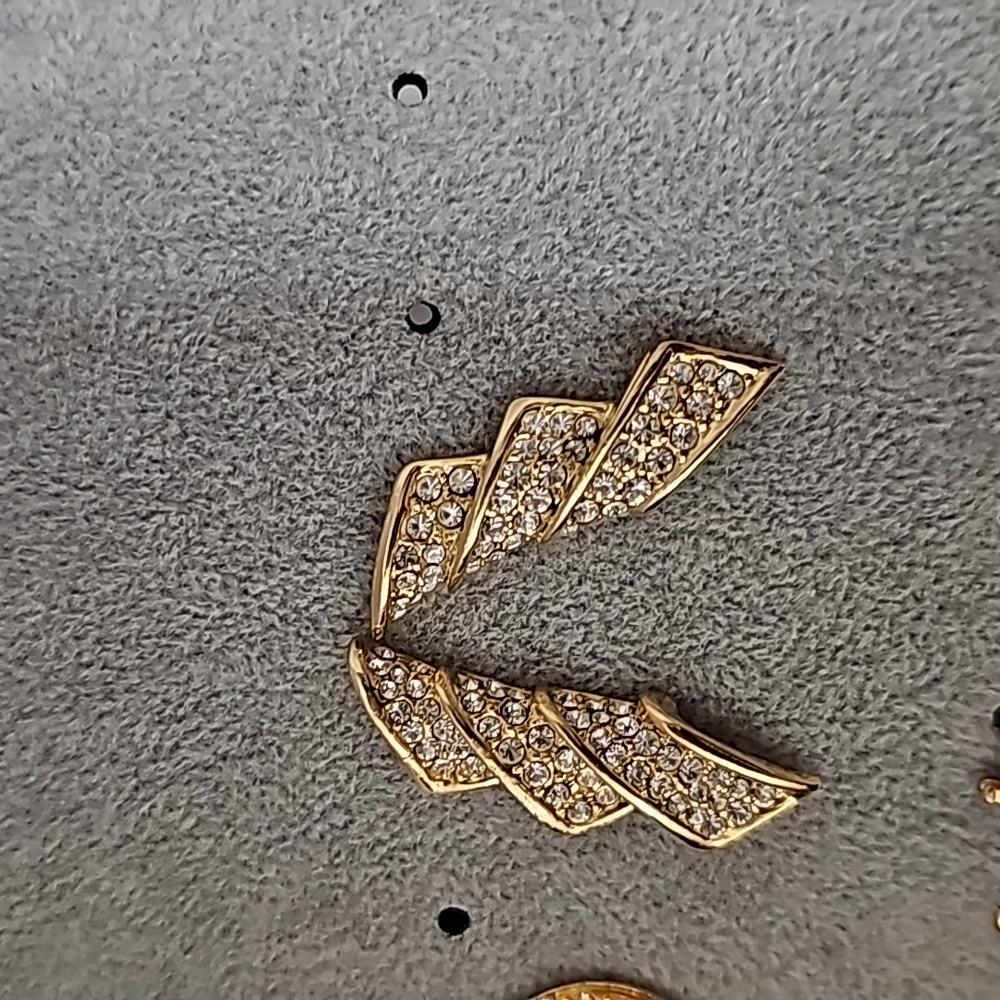 NWOT Fashion Gold Earrings - Picture 3 of 4